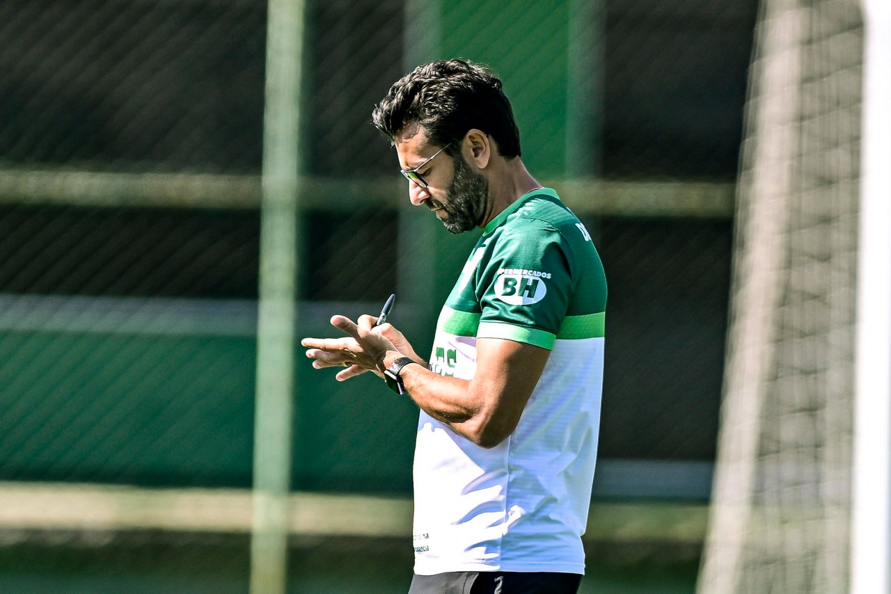 Alberto Valentim, técnico do América, pode ganhar novas opções para duelo contra o Avaí 