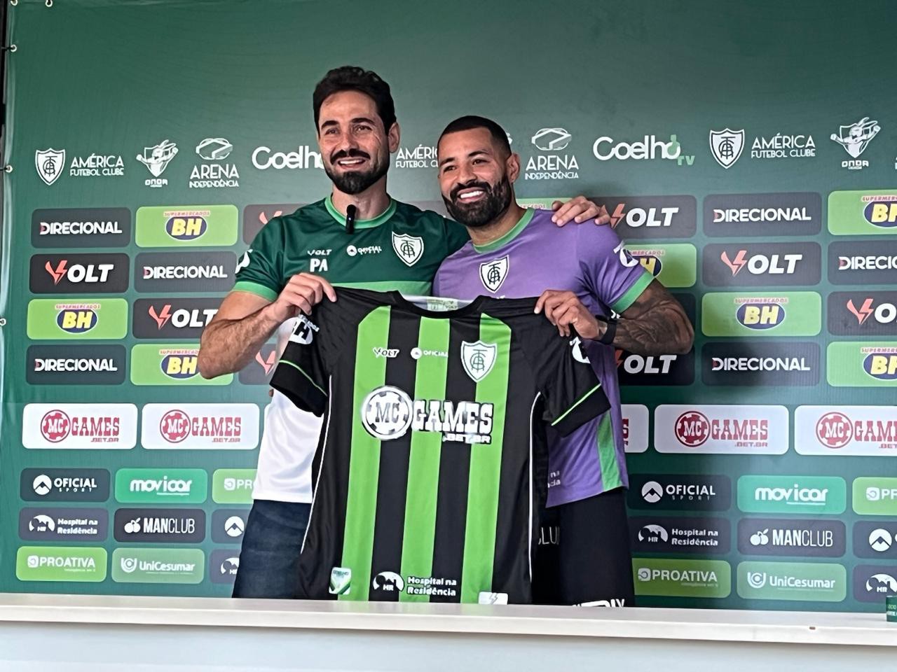 Volante Aloísio foi apresentado pelo América nesta quinta-feira (28/8)