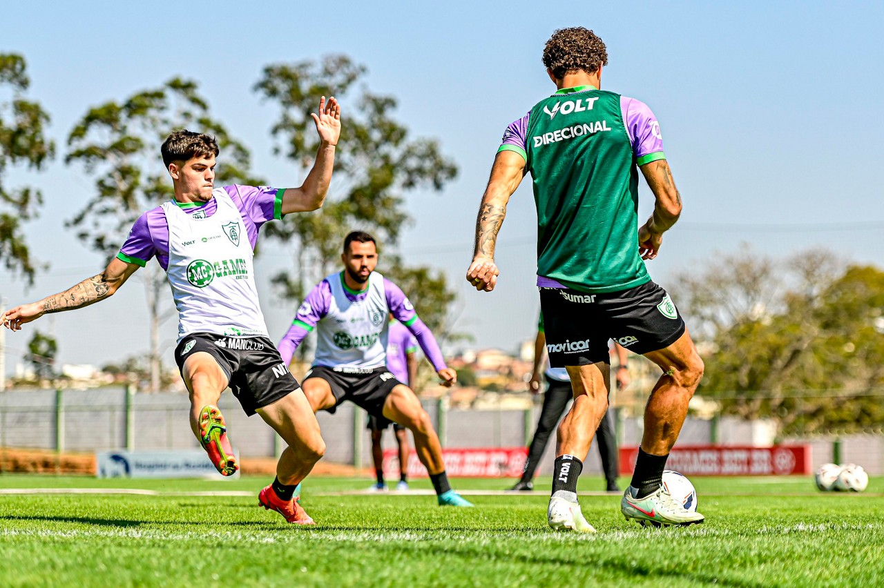 Jogadores do América treinam no CT Lanna Drumond 