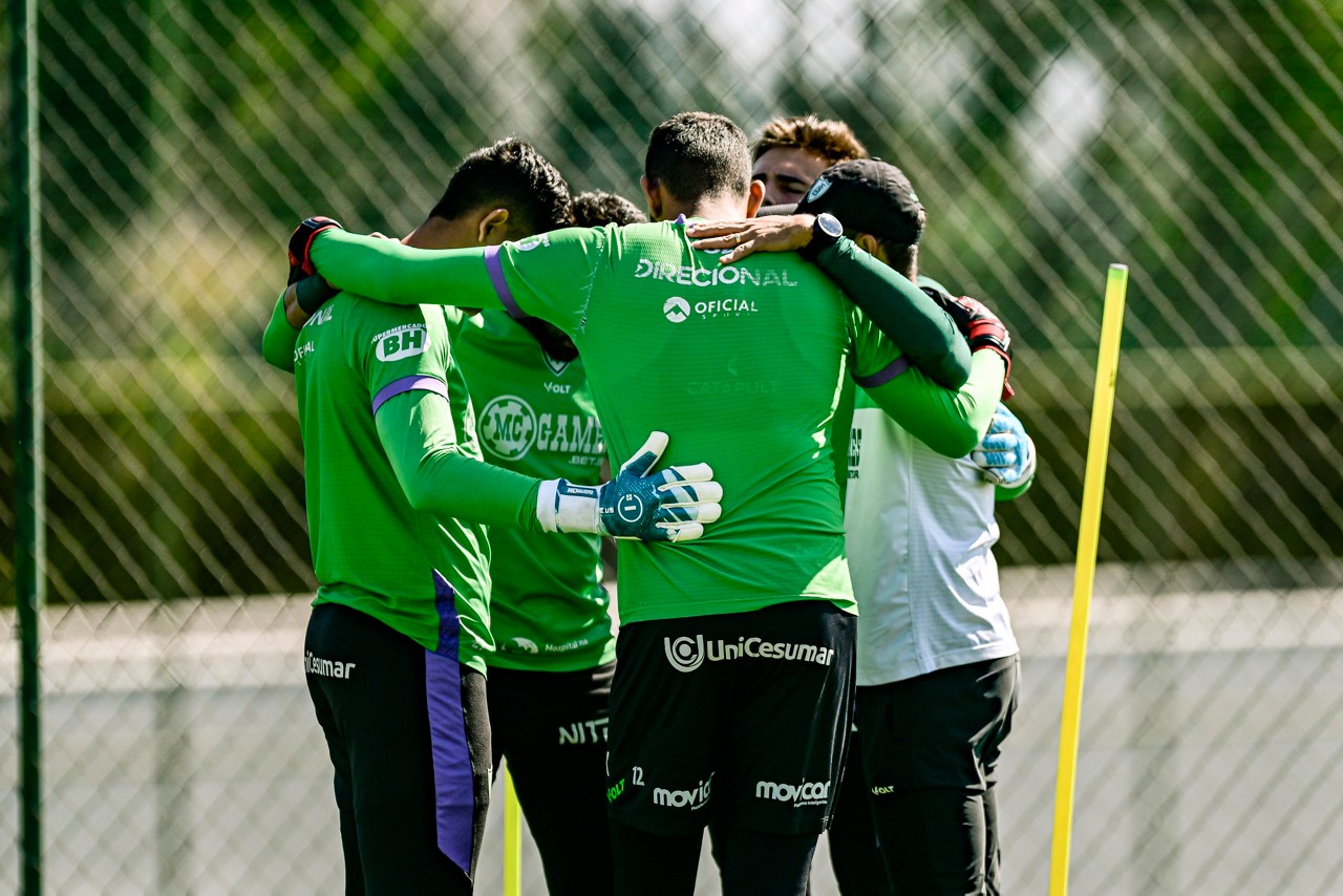 Jogadores do América trabalham no CT Lanna Drumond para enfrentar o Avaí, pela Série B