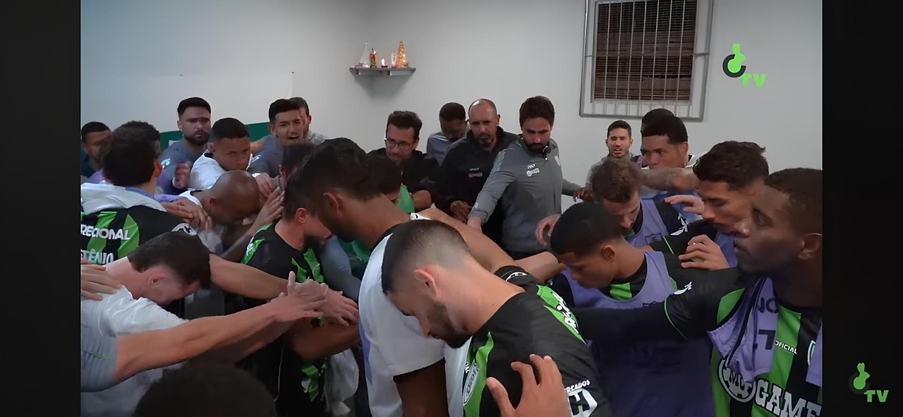 Goleiro Gustavo, recém-contratado pelo América, se destaca por liderança 
