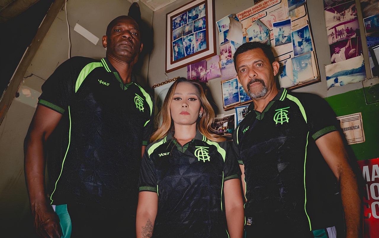 À esquerda, ex-atacante Somália, um dos destaques da história do América, trajado com a camisa três do time 