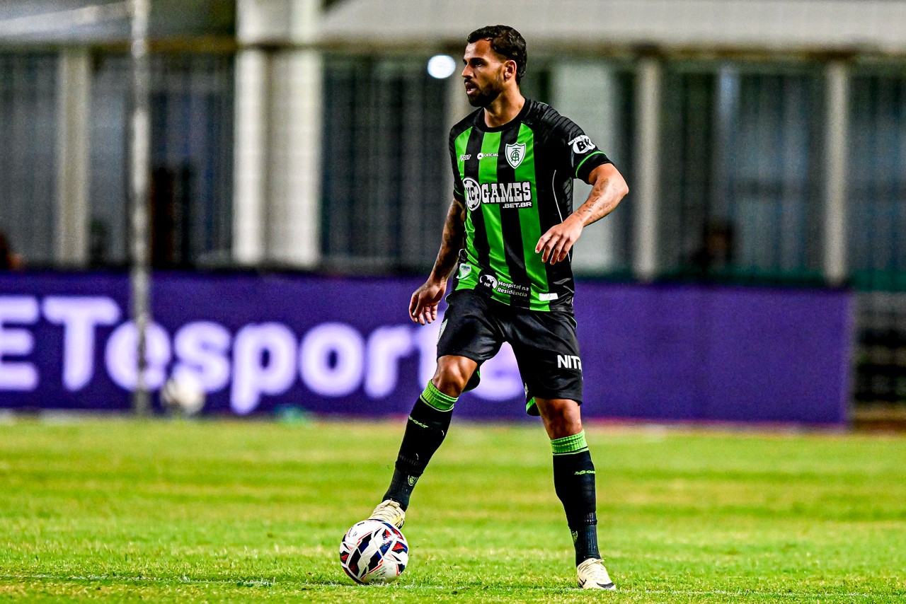 Lucão, zagueiro do América, conquista marca expressiva na temporada 2025 