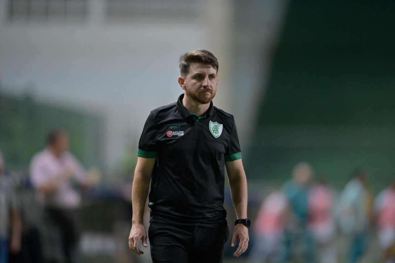 O técnico William Batista, do América, durante o clássico com o Cruzeiro, no Independência