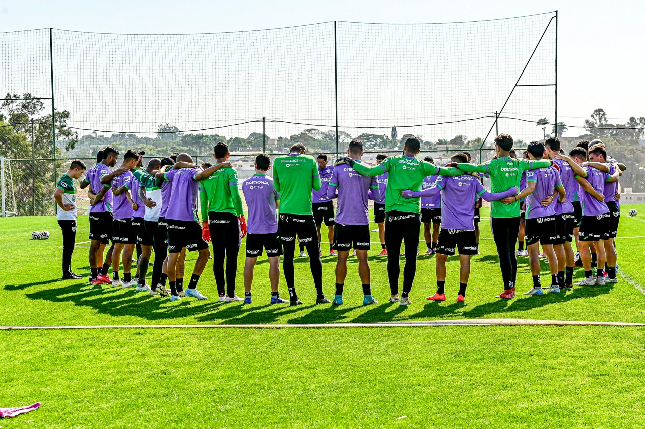 Em clima de despedida, goleiro participa de treino com o grupo no CT Lanna Drumond 