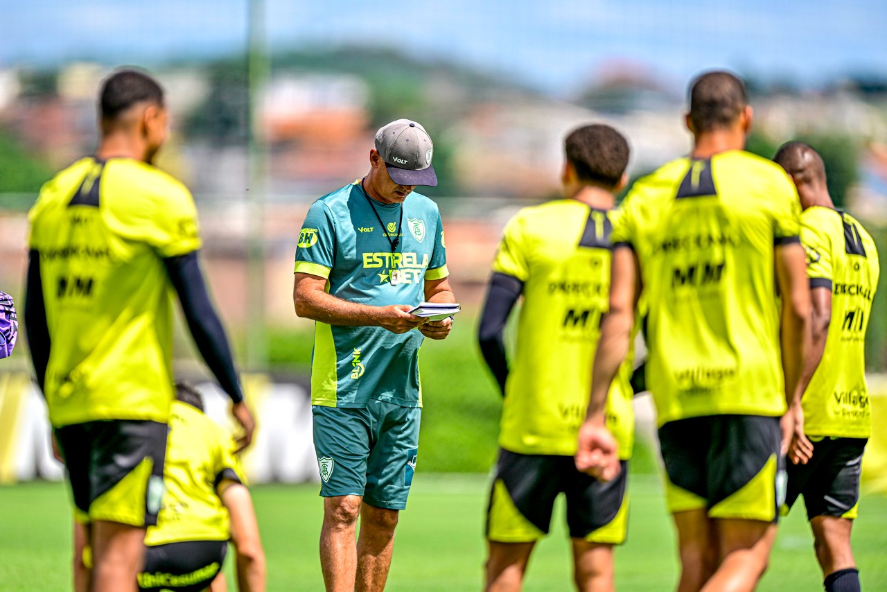 Técnico Lisca e demais jogadores do América vão observar os adversários diretos por uma vaga no G4 da Série B neste final de semana
