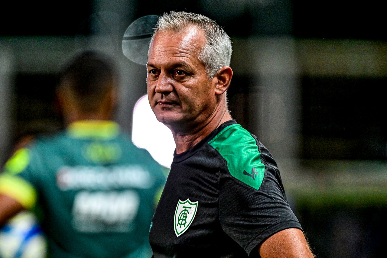 Técnico Lisca, do América, tem pela frente dois adversários diretos na luta por uma vaga no G4 da Série B