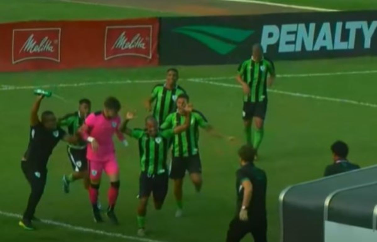 Meninos do Deca comemoram o terceiro gol do América diante do Estrela de Maro, pela Copinha