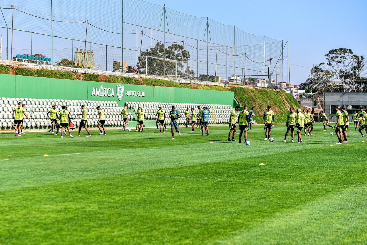 Coelho retomou a preparação para o próximo jogo pela Série B na tarde desta segunda-feira (19)