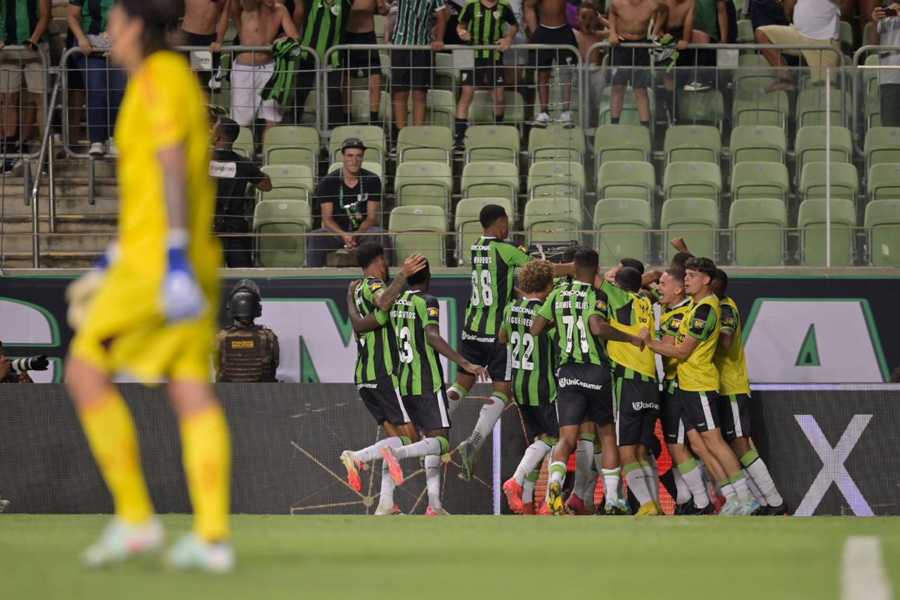 Jogadores celebram a classificação à final, após derrotar o Cruzeiro nos pênaltis