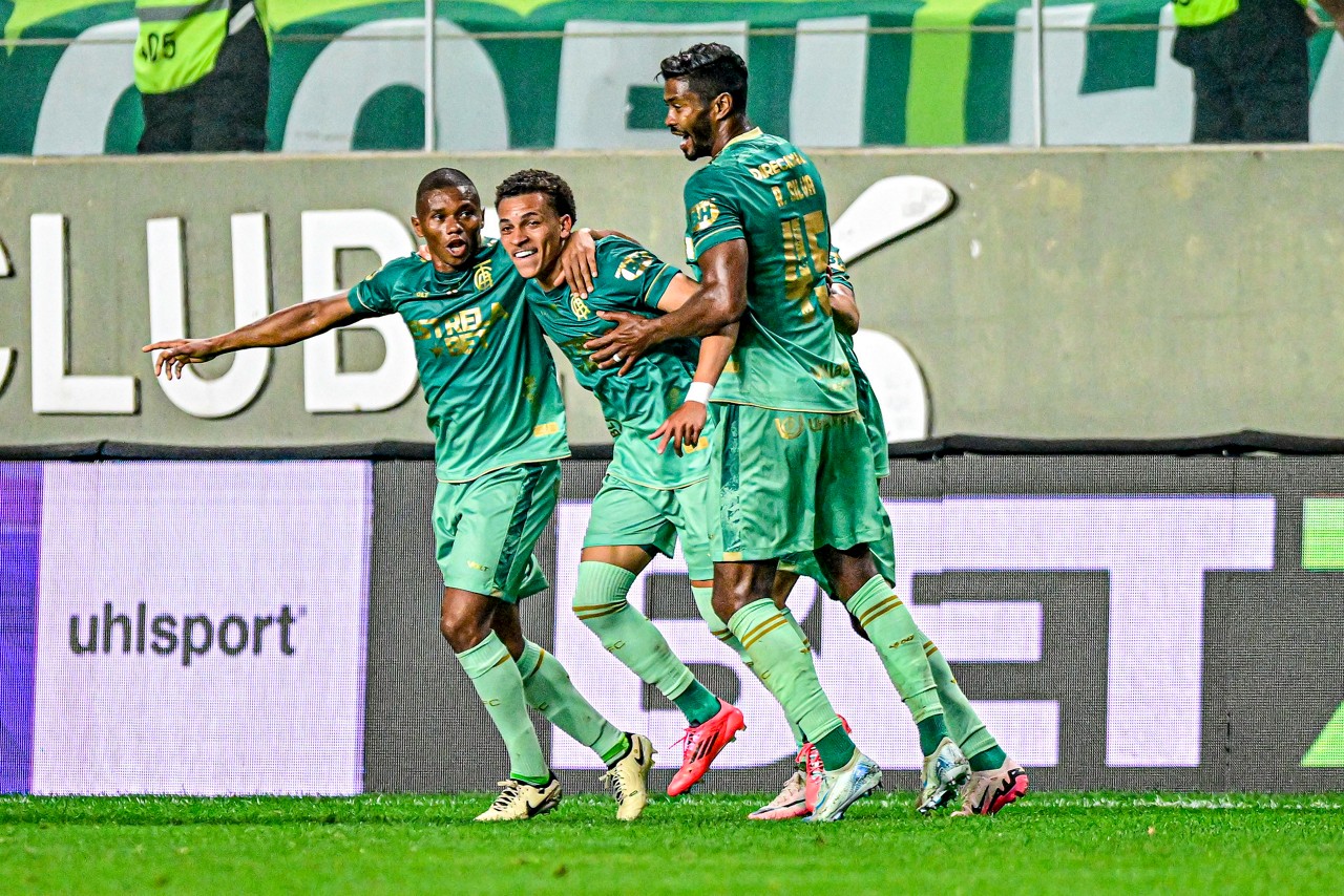 Jogadores do América comemoram primeiro gol marcado diante do Coritiba, que abriu caminho para a quarta virada do Coelho na Série B
