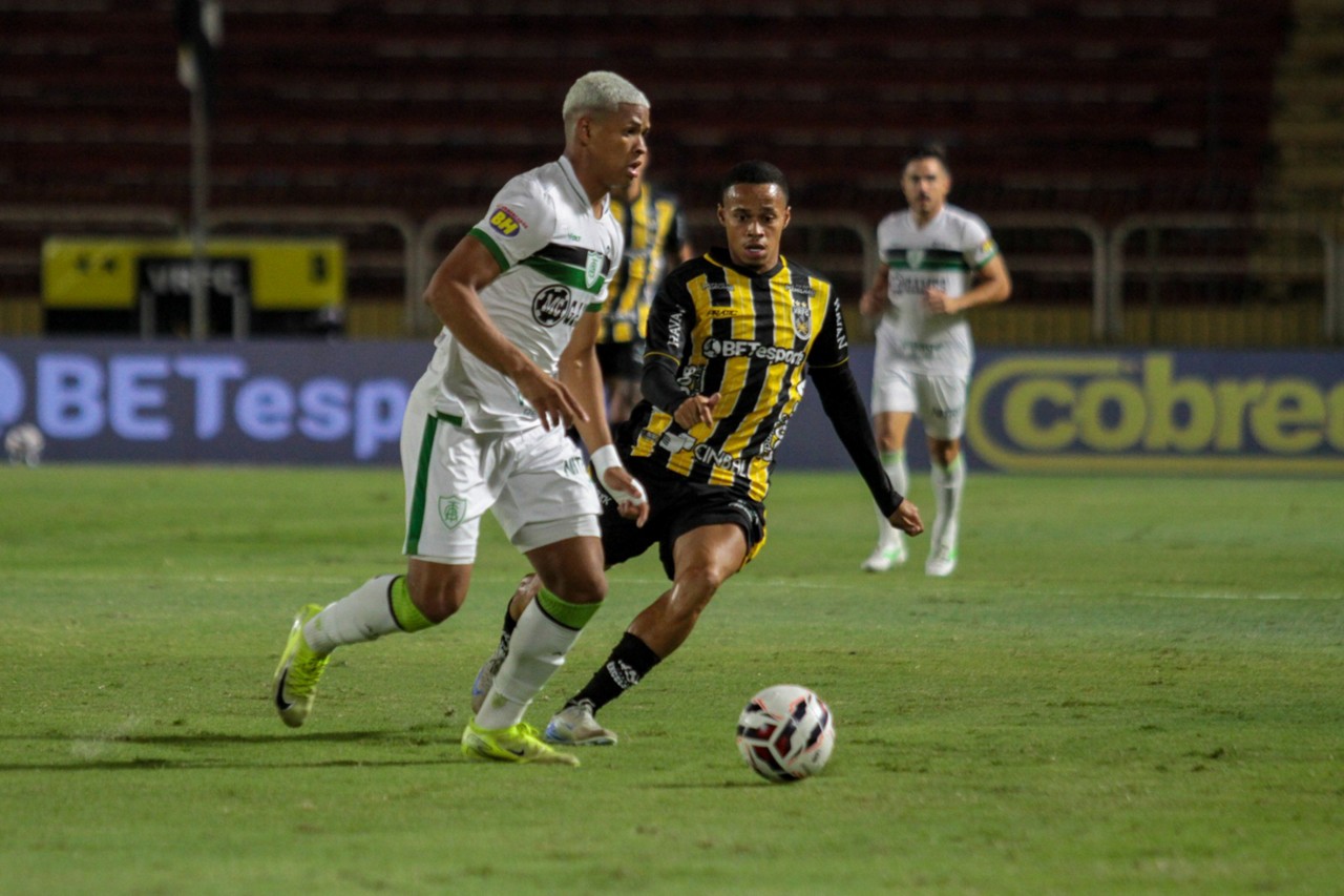 Volta Redonda e América se enfrentaram no estádio Raulino de Oliveira, no interior do Rio de Janeiro
