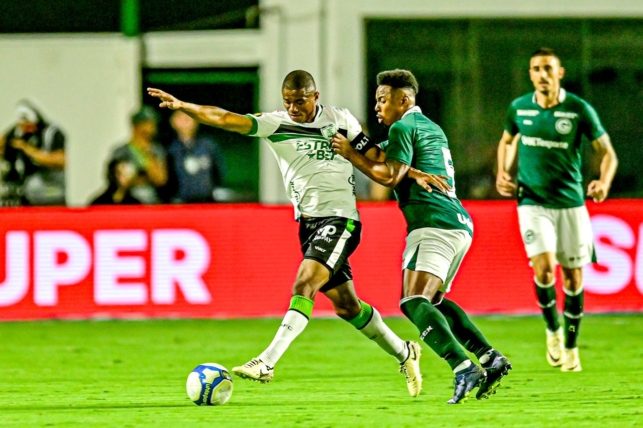 Jogadores de América e Goiás disputam a bola no jogo de ida entre as equipes pela Série B 2024