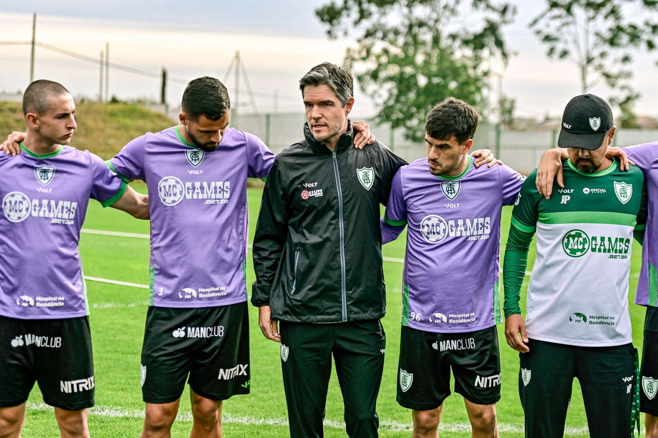 Treinador interino assume o comando técnico após demissão de Enderson Moreira