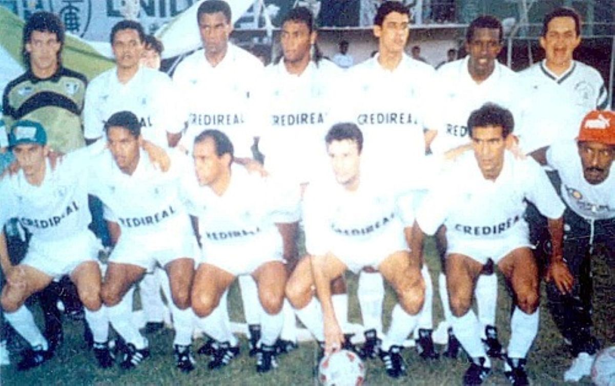 América ampeão estadual de 1993. Em pé: Milagres, Taú, Luis Carlos Marins, Gutemberg, Lelei, Ronaldo e um integrante da comissão técnica. Agachados: Euller (o Filho do Vento), Estevam, Hamilton, Flávio Lopes (com a bola), Róbson e o técnico Pinheiro