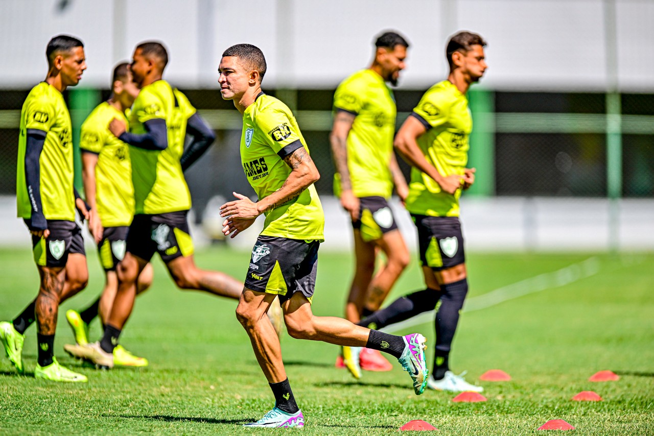 Lateral-esquerdo Marlon (no centro) é um dos jogsdores qu deve estar presenta na escalação inicial do América para encarar o Pouso Alegre