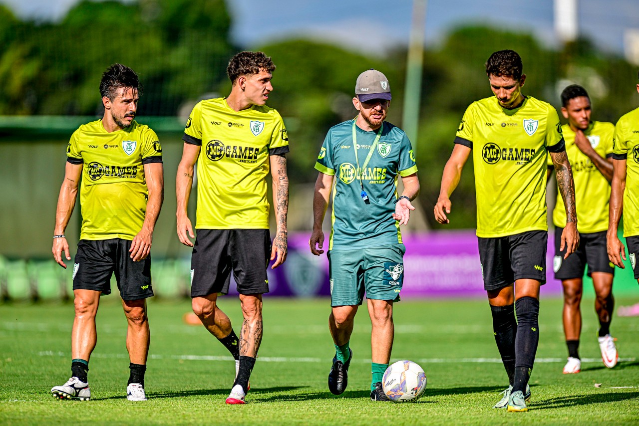 Willian Bigode e Stênio, à esquerda, e David Lopes, à direita, são alguns dos atacantes do elenco do América