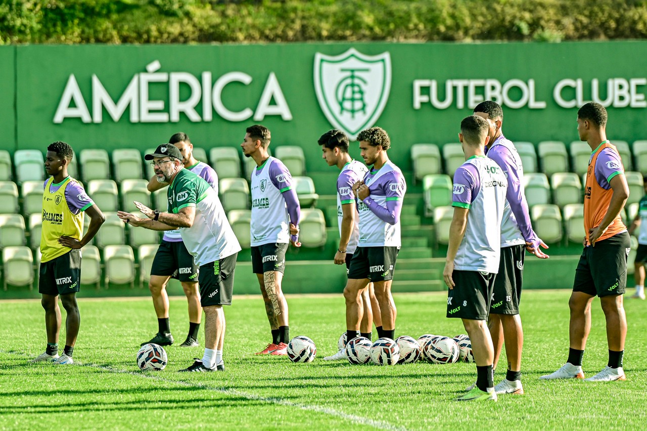 Técnico Enderson Moreira será novamente forçado a mexer na escalação do América