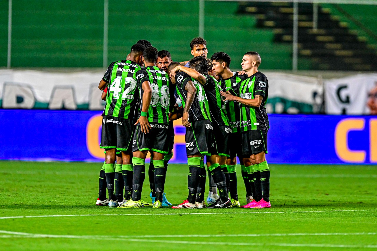 Equipe viaja para encarar o Coritiba nesta segunda