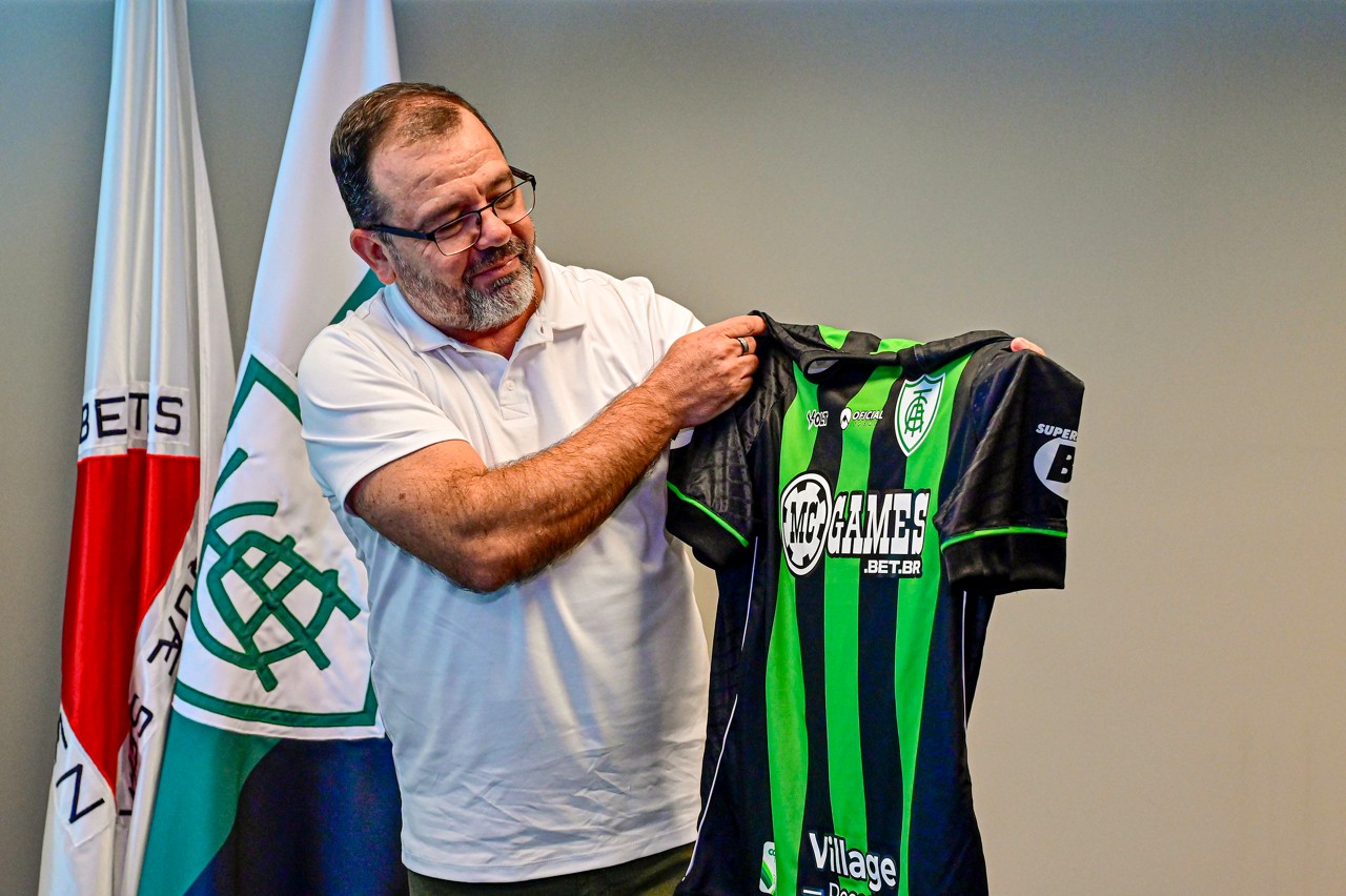 Enderson Moreira assinou com o América nessa terça (3), na sede administrativa do Coelho, no Boulevard Shopping, em Belo Horizonte-MG