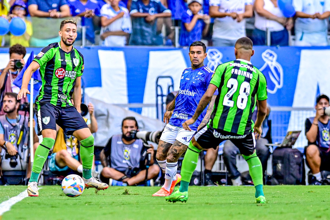 Júlio em ação no clássico contra o Cruzeiro, no último fim de semana