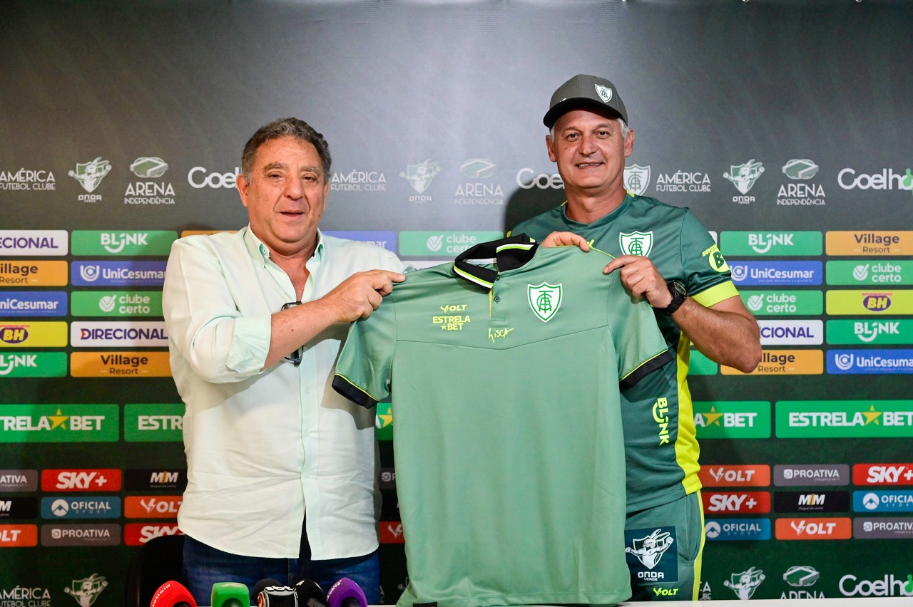 Lisca e Marcus Salum seguram o uniforme que será utilizado pelo treinador na segunda passagem pelo América