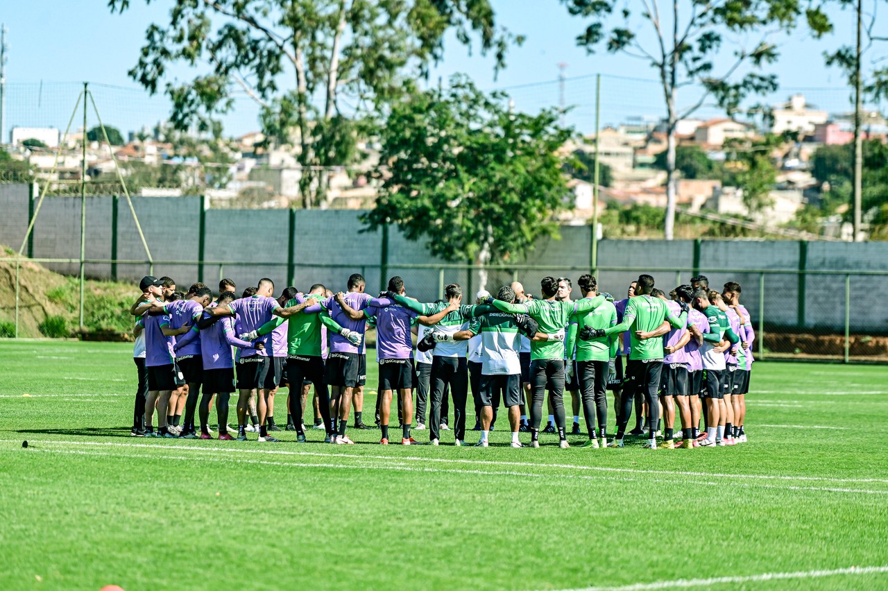Elenco do América passa por mudanças, com chegada e saída confirmadas