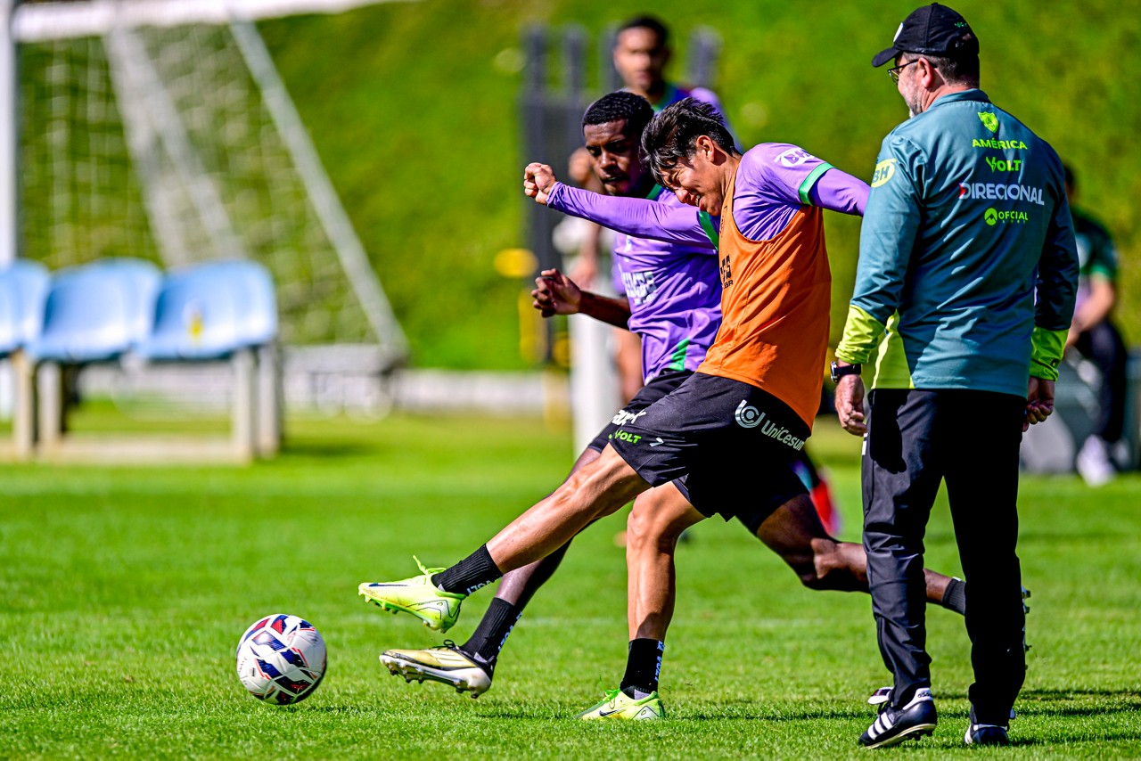 Miguelito (de colete laranja) deve ser titular do América para encarar o Criciúma