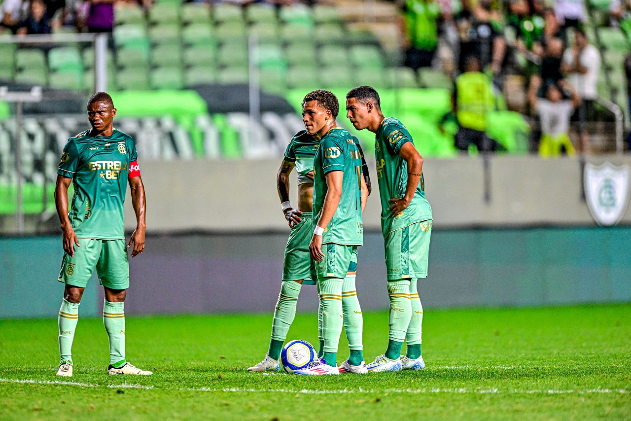 Meio-campista Juninho, lateral Mateus Henrique e meia Rodriguinho são alguns dos jogadores do América pendurados no jogo contra a Ponte