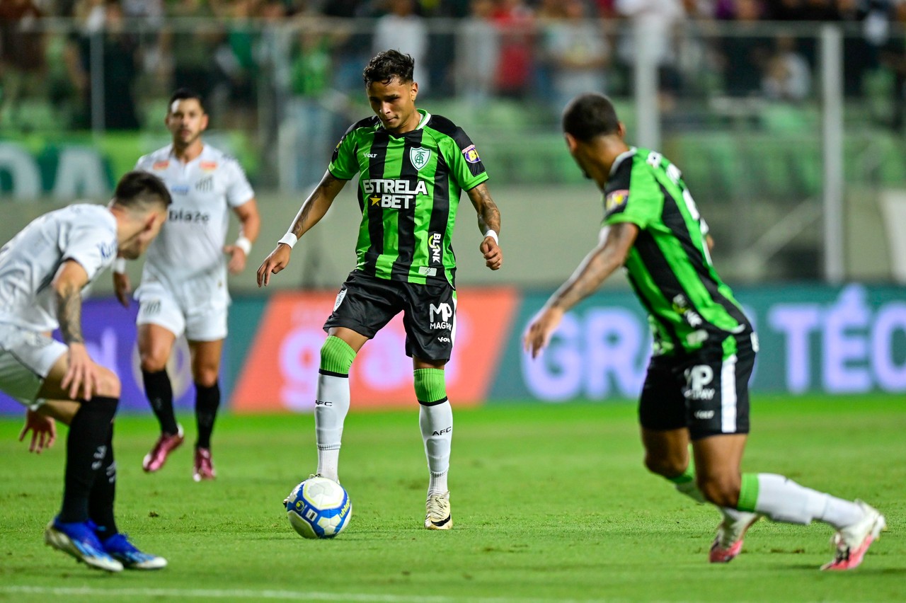No duelo válido pelo 1º turno da Série B, o América venceu o Santos por 2 a 1, no Independência