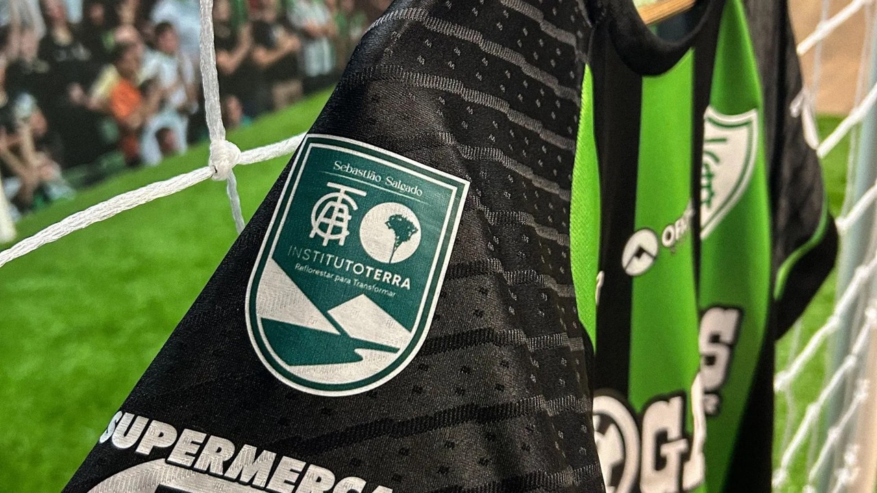 América homenageia Sebastião Salgado com patch na camisa