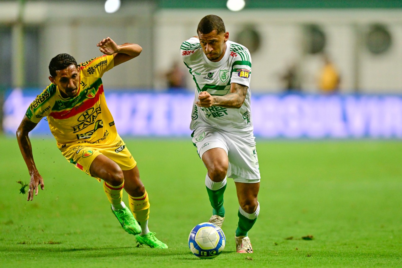 Fabinho em ação na partida entre América x Brusque