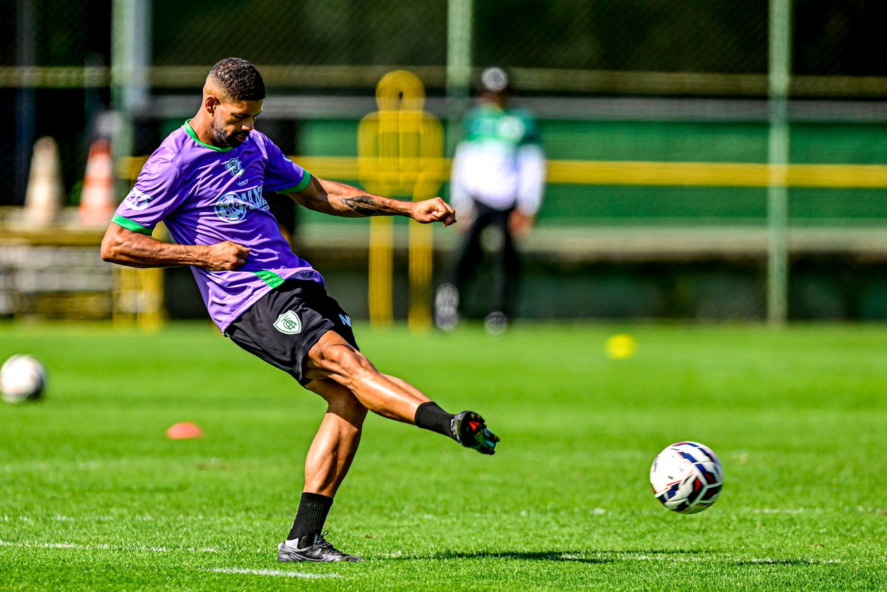 O zagueiro Rafa Barcelos, reserva, é um dos candidatos a começar jogando contra o Vila Nova, em função dos desfalques do Coelho na defesa