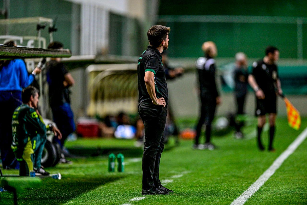 William Batista, que já comandou o profissional do América em algumas oportunidades, tem história na base do Coelho