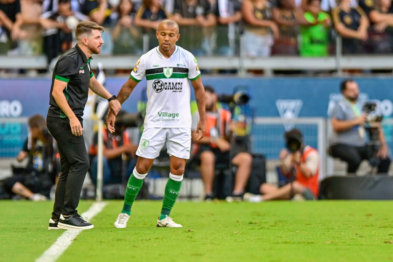 Técnico William Batista, do América, tem enfrentado dificuldades para vencer nos últimos jogos