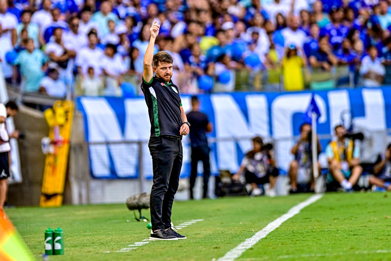William Batista em ação durante o jogo entre Cruzeiro e América, ida da semifinal do Campeonato Mineiro 2025