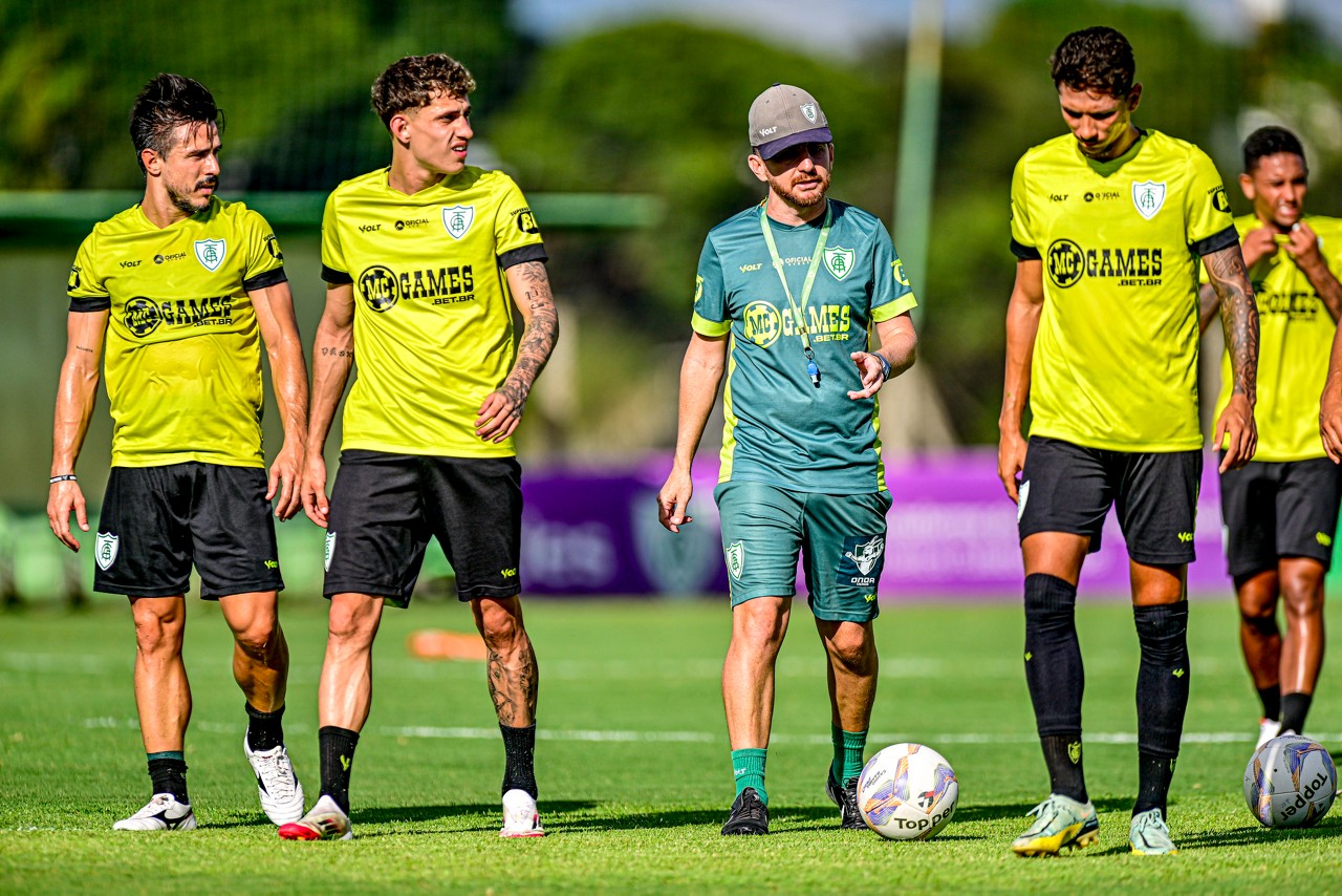 Técnico William Batista e atacante Willian do Bigode tiveram o primeiro contato enquanto companheiros de América no treino dessa segunda-feira (3)