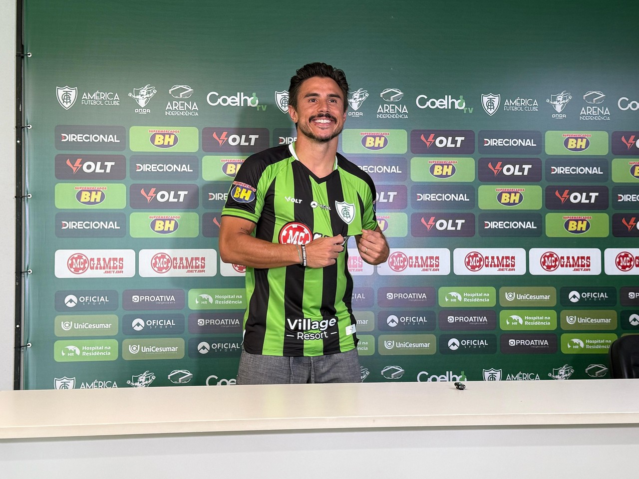 Willian Bigode foi apresentado oficialmente pelo América
