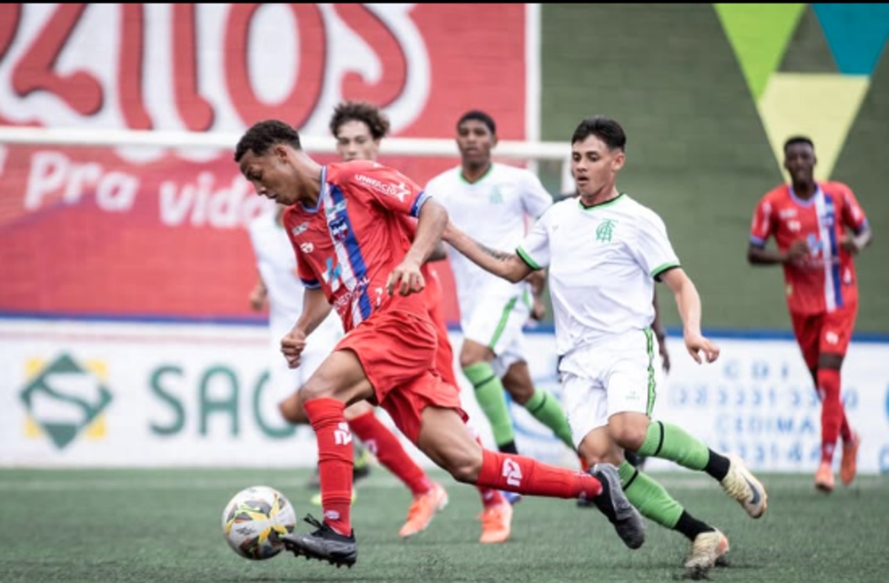América e Boston City se enfrentaram na manhã deste sábado (12/7) em campeonatos da categoria de base