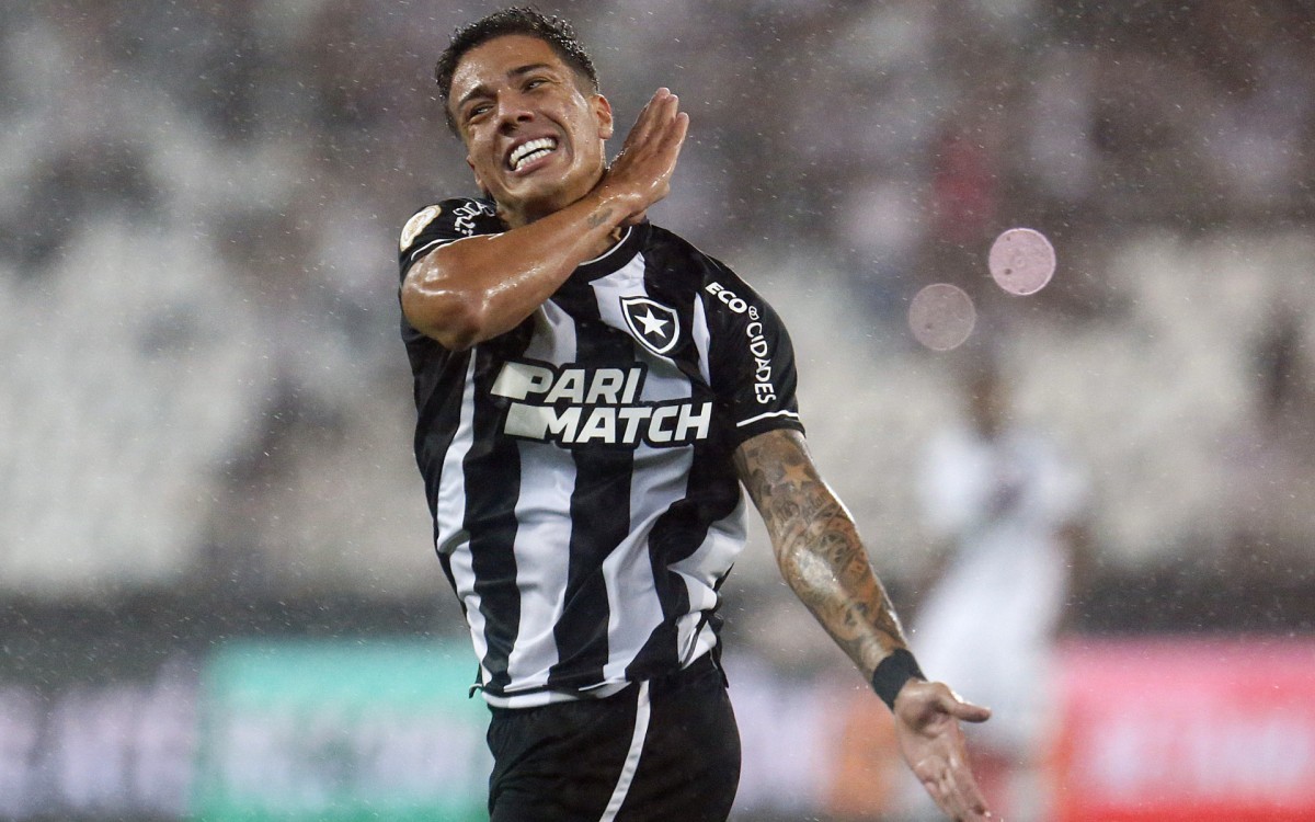 Carlos Alberto comemorando gol com a camisa do Botafogo