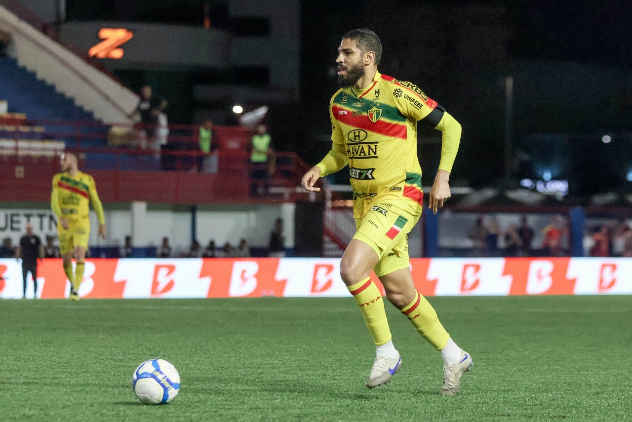 Zagueiro Wallace passou por times como o Flamengo