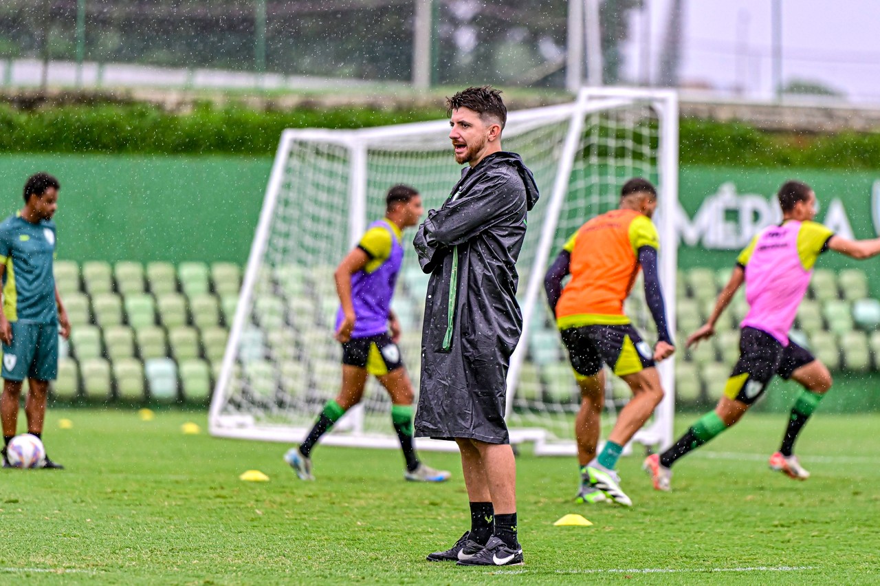 América de William Batista está preocupado com as condições do gramado da Arena Vera Cruz