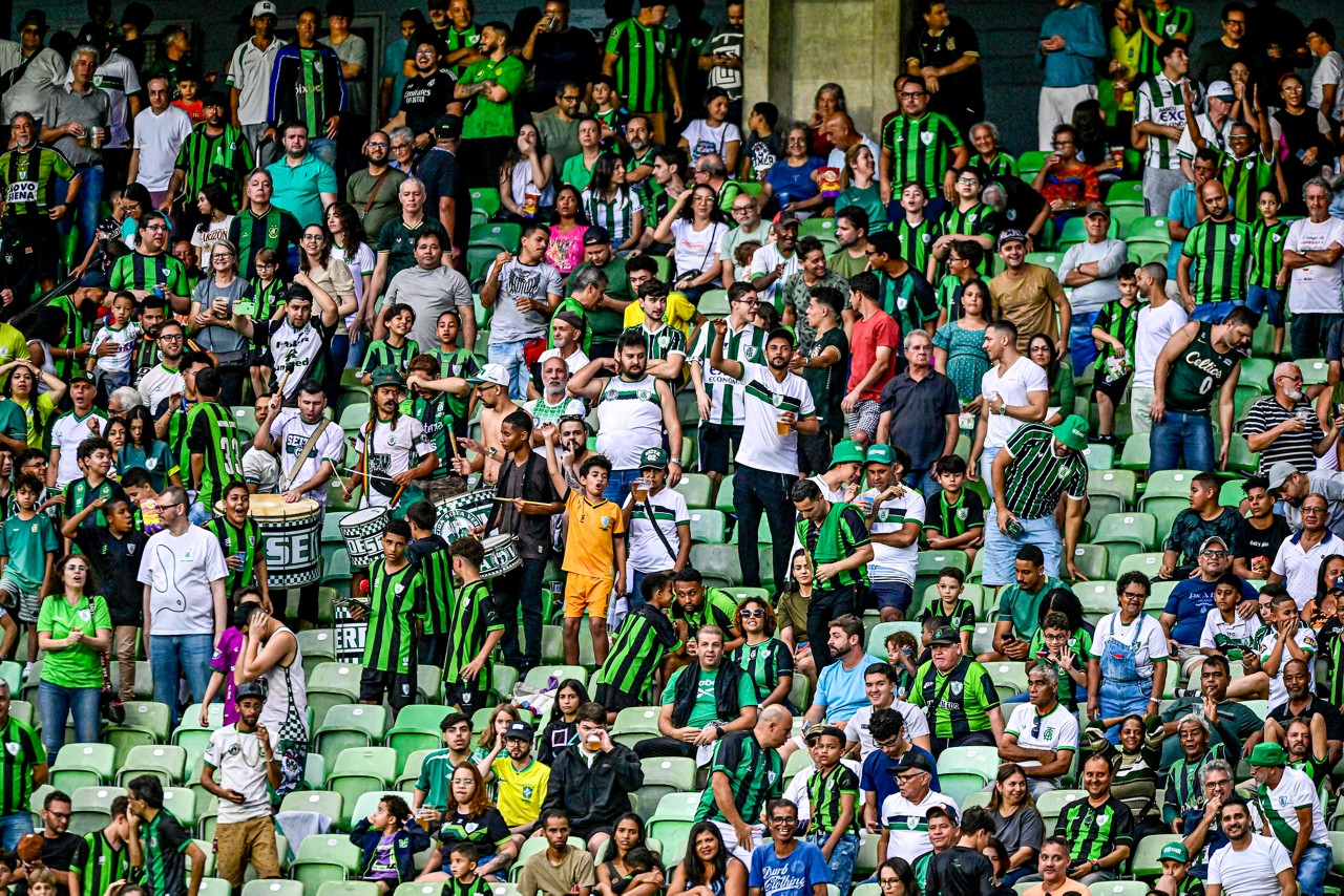 Torcida do América marcando presença nas arquibancadas do Independência