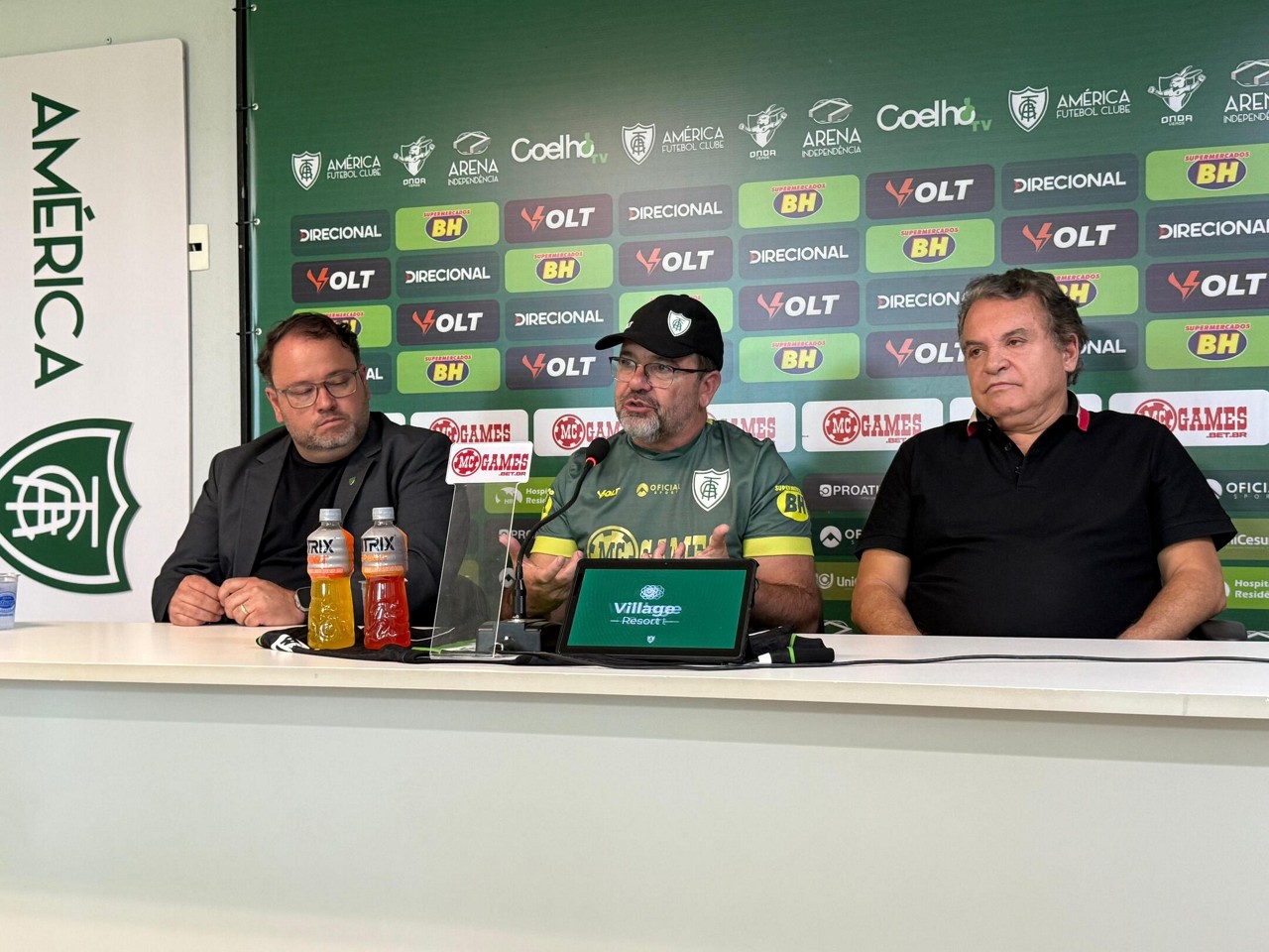 Enderson Moreira foi apresentado nesta quarta (4) como novo técnico do América