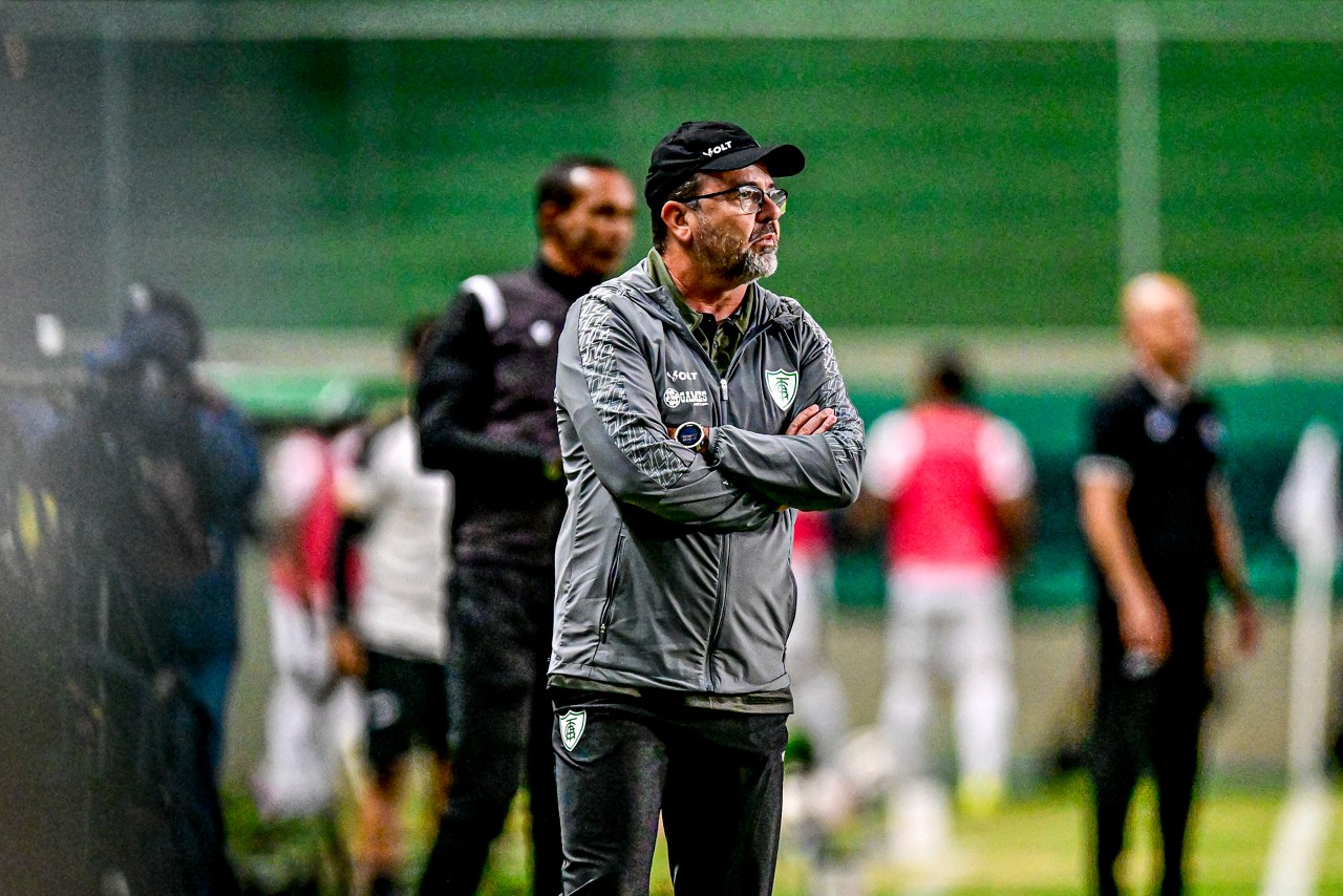 Enderson Moreira em ação na partida entre América e Athletic, nessa segunda-feira (7)