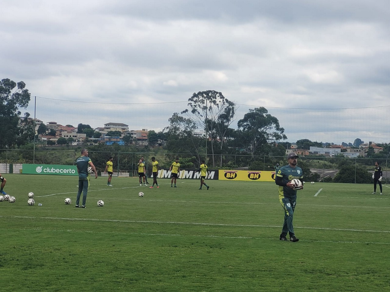 Jogadores do América participam de treino no CT Lanna Drumond nesta quarta (30)
