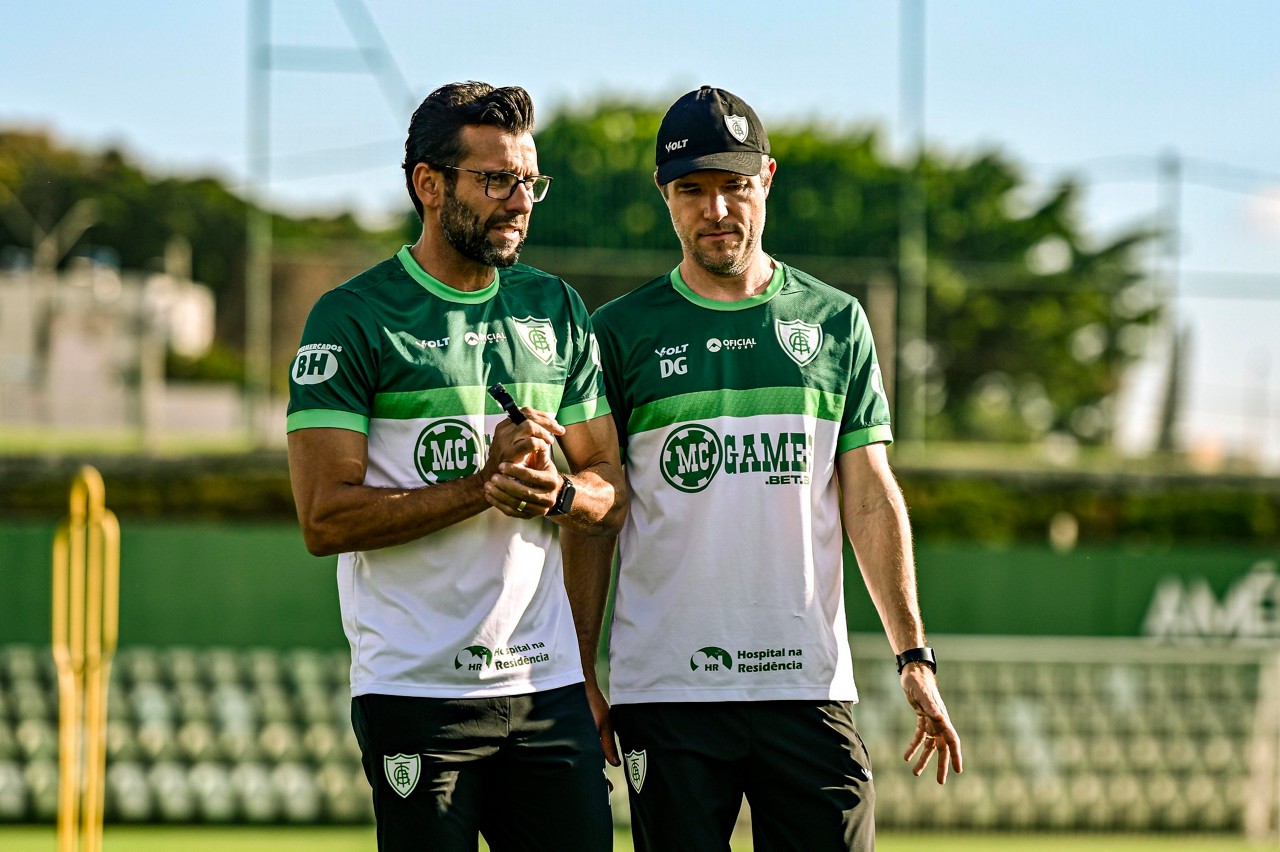 Alberto Valentim (à esq.) terá mais tempo para conhecer o grupo americano