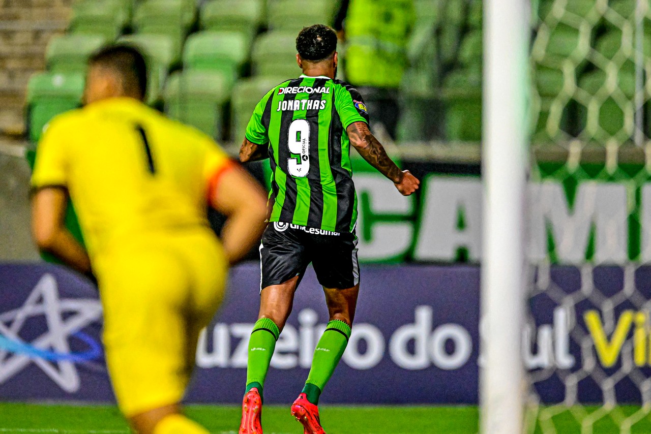 Jonathas corre para comemorar com a torcida um dos seus três gols diante do Pouso Alegre, no Independência