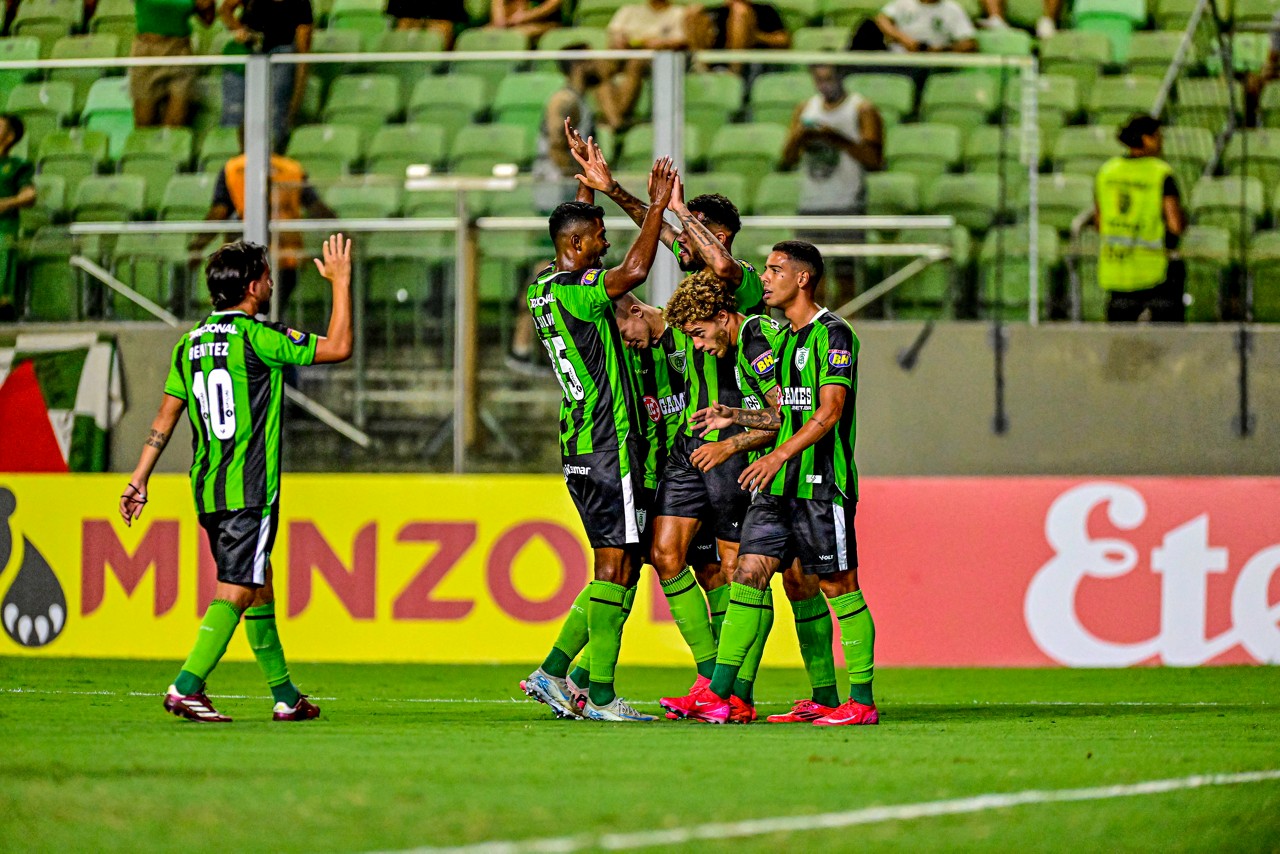 Autor de três gols diante do Pouso Alegre, Jonathas comemora com Ricardo Silva, Figueiredo, Mateus Henrique e Benítez