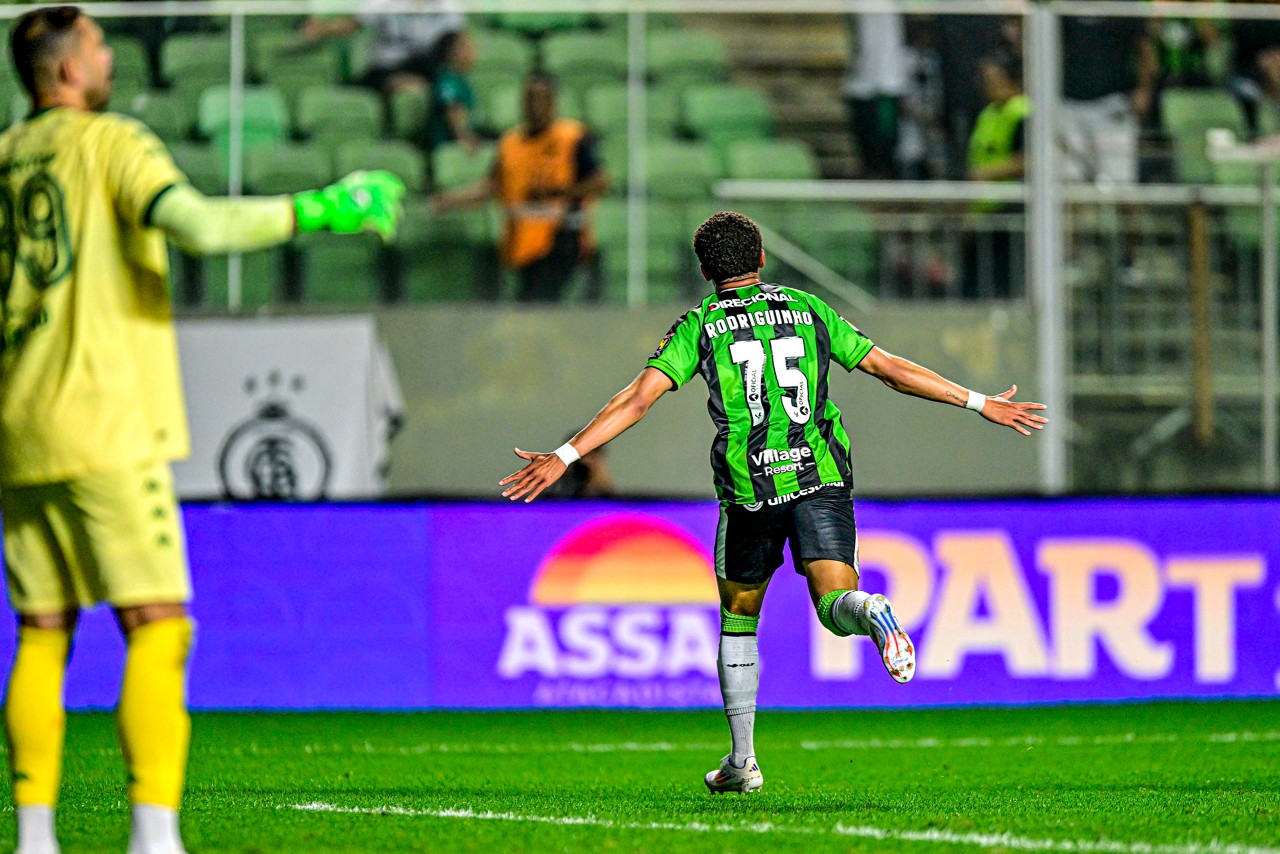Atacante Rodriguinho festeja o segundo gol do América na vitória sobre o Guarani